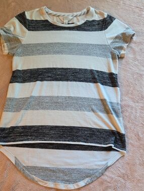 Market & Spruce Short Sleeve Striped Tee in White and Gray
